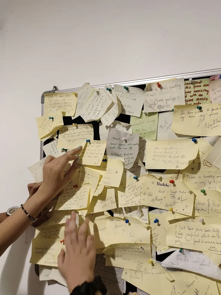 Muro cubierto de notas adhesivas escritas a mano